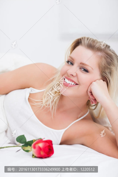 帶著玫瑰微笑的女人