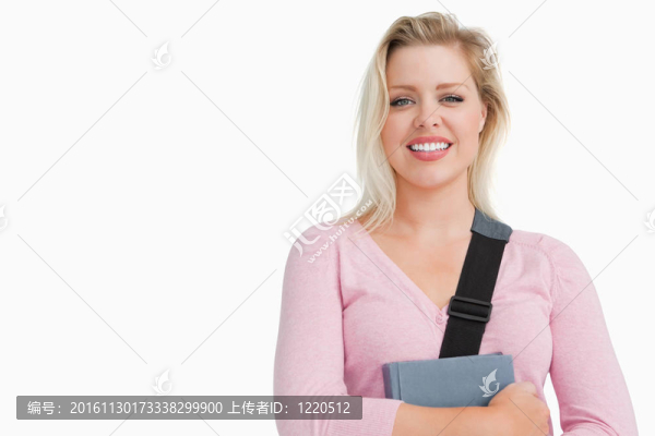 微笑的年輕女人拿著一本書