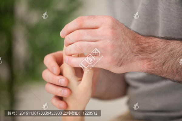 一個病人被按摩的手