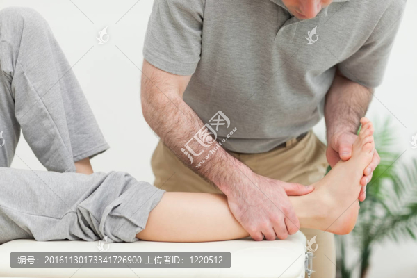 站著檢查女人腳的醫(yī)生