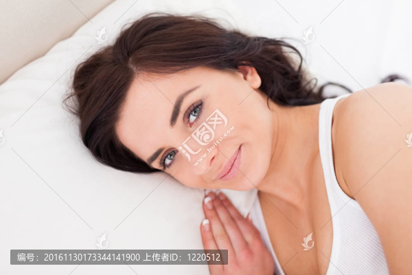 平靜的黑發(fā)女人在清晨醒來(lái)
