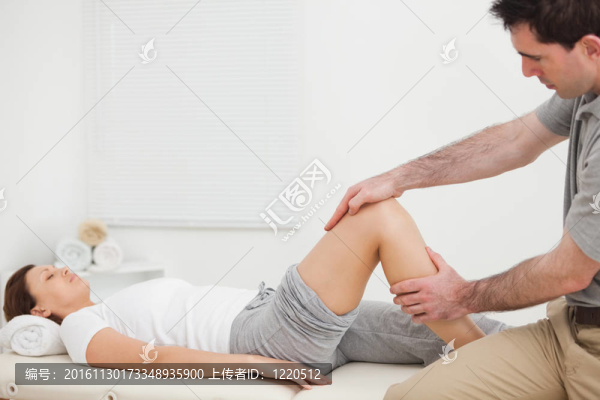 女人躺著，而男人在操縱她的腿