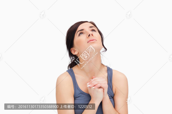 年輕女人祈禱