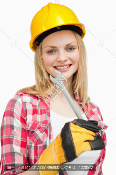站著的女人拿著一把扳手