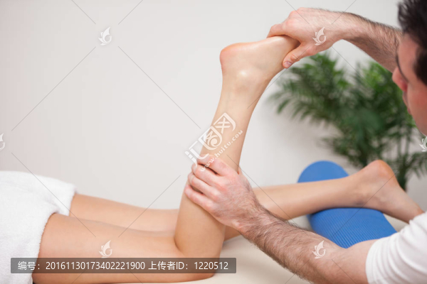醫(yī)生操縱病人的腿