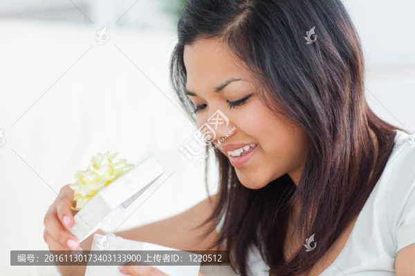 一個(gè)女人打開一個(gè)打開的禮物盒