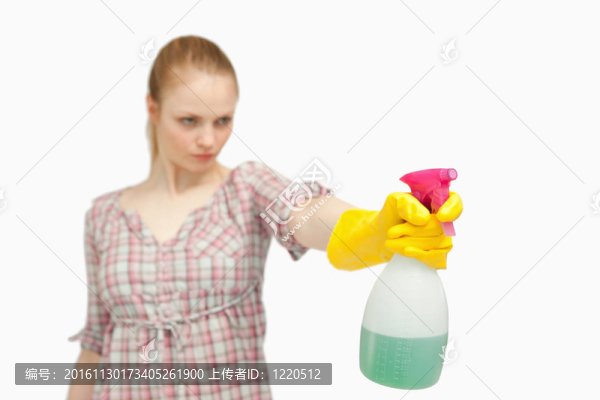 嚴肅的女人拿著一瓶噴霧瓶
