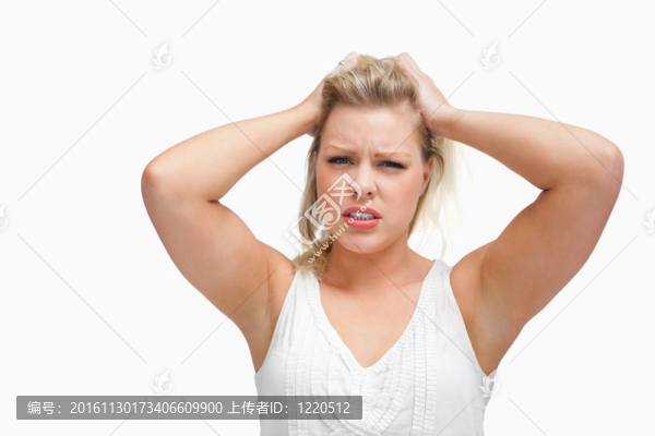 心煩意亂的女人站著，雙手放在頭上