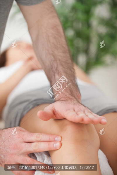 他用手掌按摩膝關(guān)節(jié)物理治療師