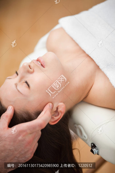 女人仰臥在按摩她的頭