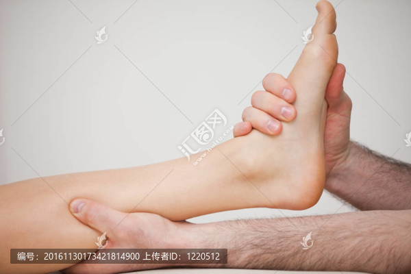腳被醫(yī)生舉行