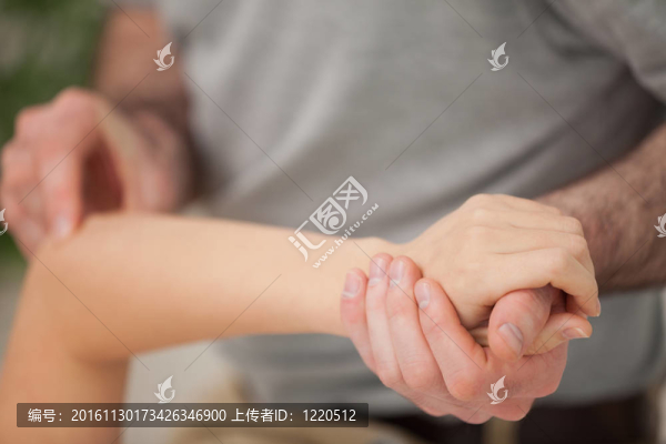 被操縱的女人的手臂