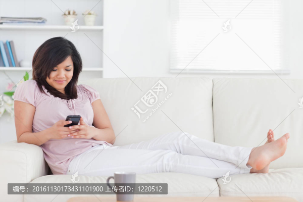 女人微笑的看著電話