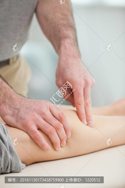 物理治療師按壓患者小腿