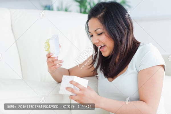 女人微笑著看著打開的禮盒