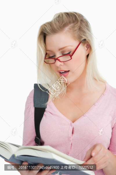 認(rèn)真的女人戴眼鏡一邊看書