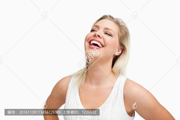 快樂的女人用雙手在臀部笑