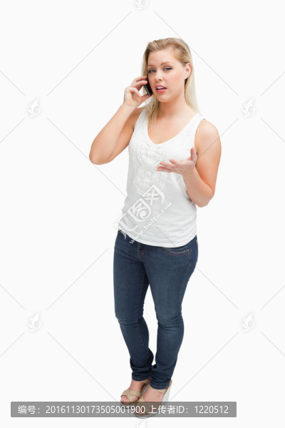 嚴(yán)肅的金發(fā)女人拿著她的手機