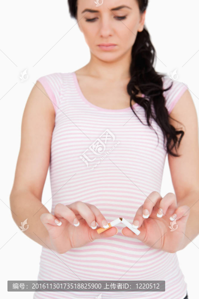 懷孕的女人掰一根煙