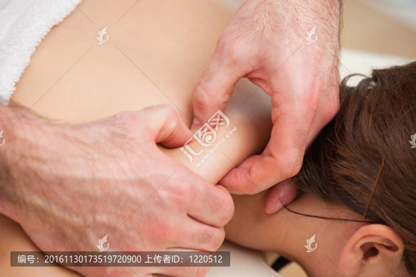 女人的背部被醫(yī)生的手?jǐn)D壓