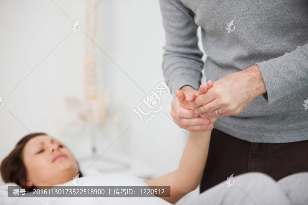 理療按摩疼痛的手