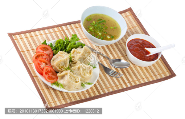 美味的hinkali與醬料和牛肉茶。