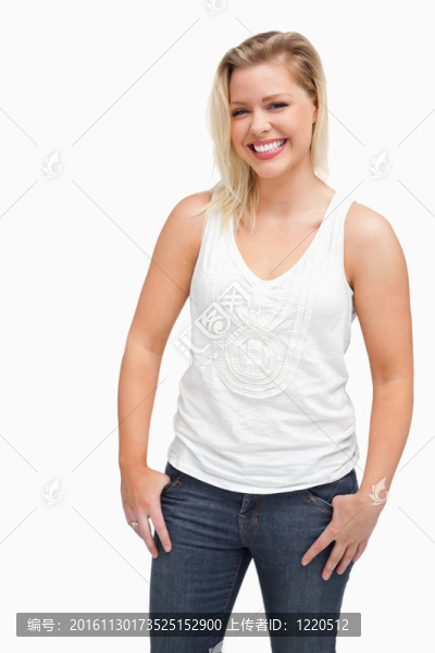笑著站在口袋里的金發(fā)女人