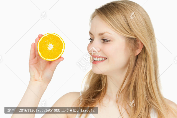 快樂的女人呈現(xiàn)橙色，而看著它