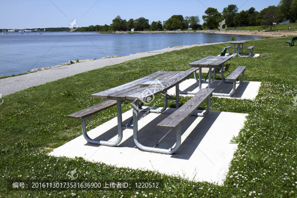 看河上的野餐桌
