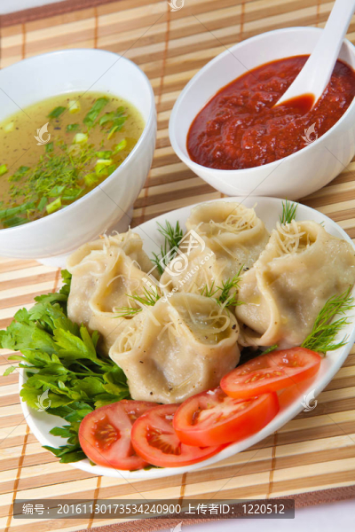 美味的hinkali與醬料和牛肉茶。