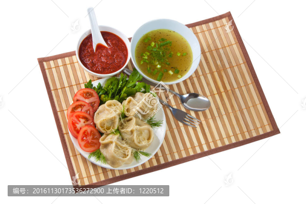 美味的hinkali與醬料和牛肉茶。