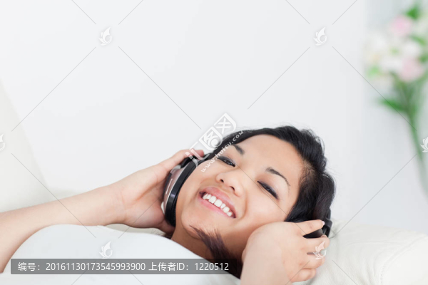 戴著耳機的女人