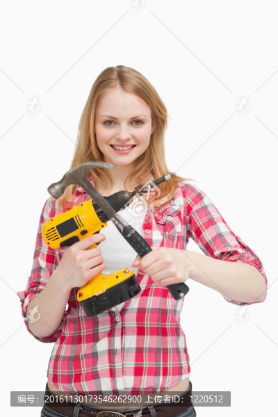 年輕女子拿著工具