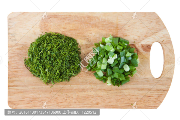 在切割板上的洋蔥和香菜