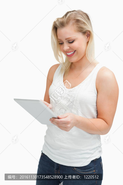 快樂的金發(fā)女人拿著她的平板電腦