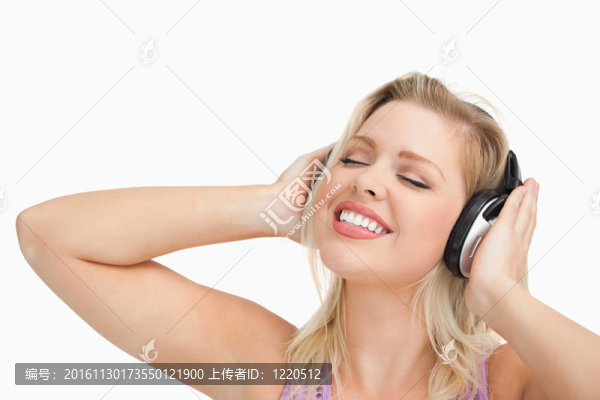 女人閉著眼睛聽音樂