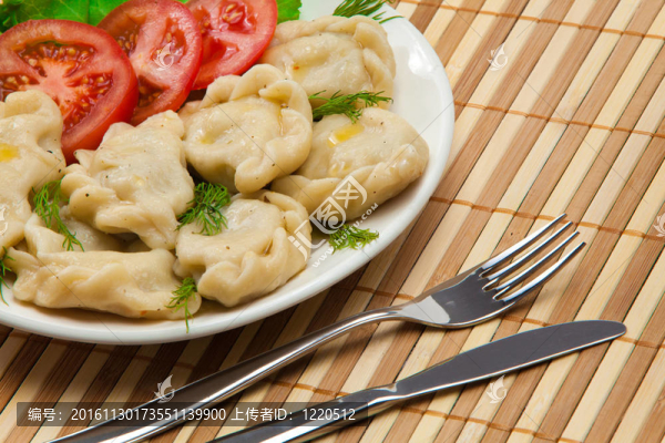 美味的意大利式餛飩番茄沙拉