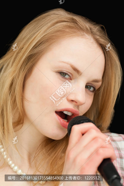 接近一個(gè)女人的歌唱