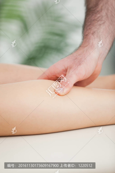 靠近一個(gè)男人一個(gè)女人的小腿按摩