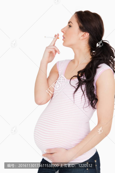 年輕孕婦吸煙