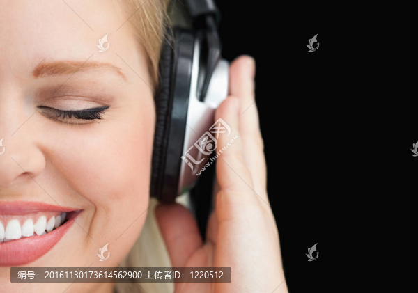 快樂(lè)的女人在聽(tīng)音樂(lè)的時(shí)候閉上眼睛