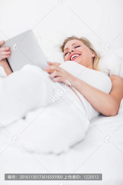 金發(fā)碧眼的笑，而使用電子書(shū)閱讀器