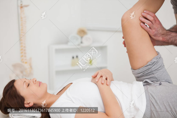 和平病人被醫(yī)生拉長