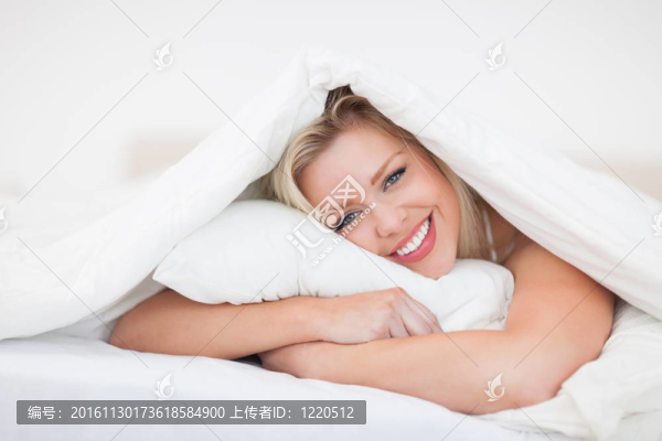 金發(fā)女郎擁抱她的枕頭