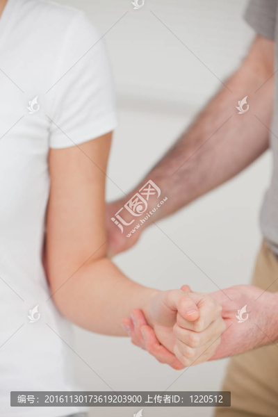 近一一人伸肘
