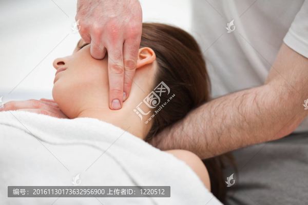 醫(yī)生操縱女人的脖子，用他的fingerti