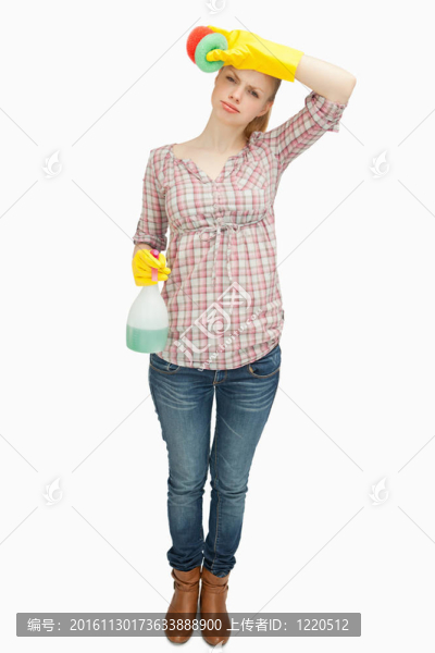 女人握著噴霧瓶擦額頭