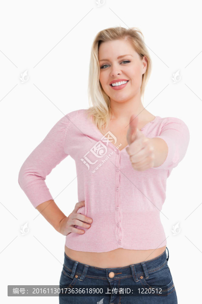 女子豎起大拇指豎起