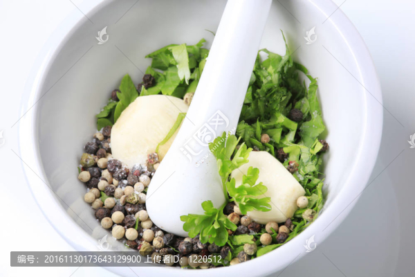 大蒜；在砂漿歐芹和胡椒