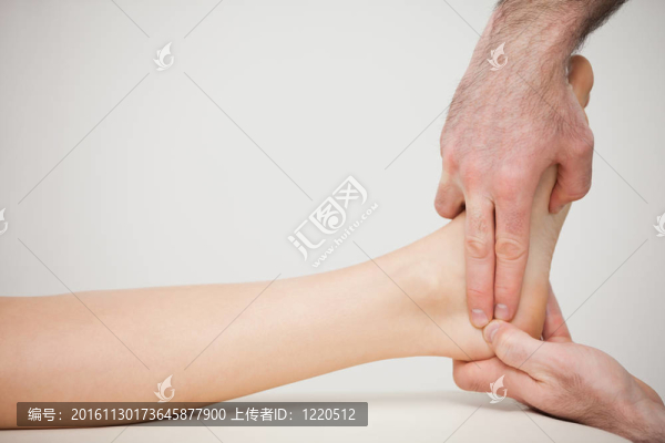 將兩個(gè)手指放在腳雞眼